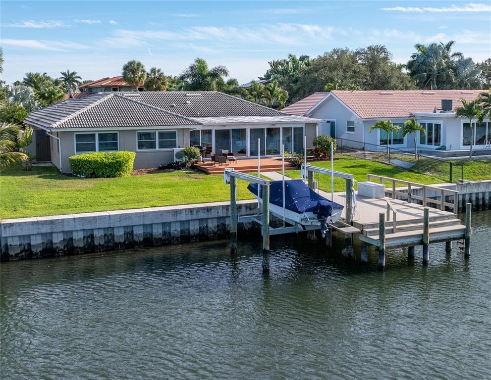 4736 OVERLOOK DRIVE NE ST PETERSBURG, FL 33703