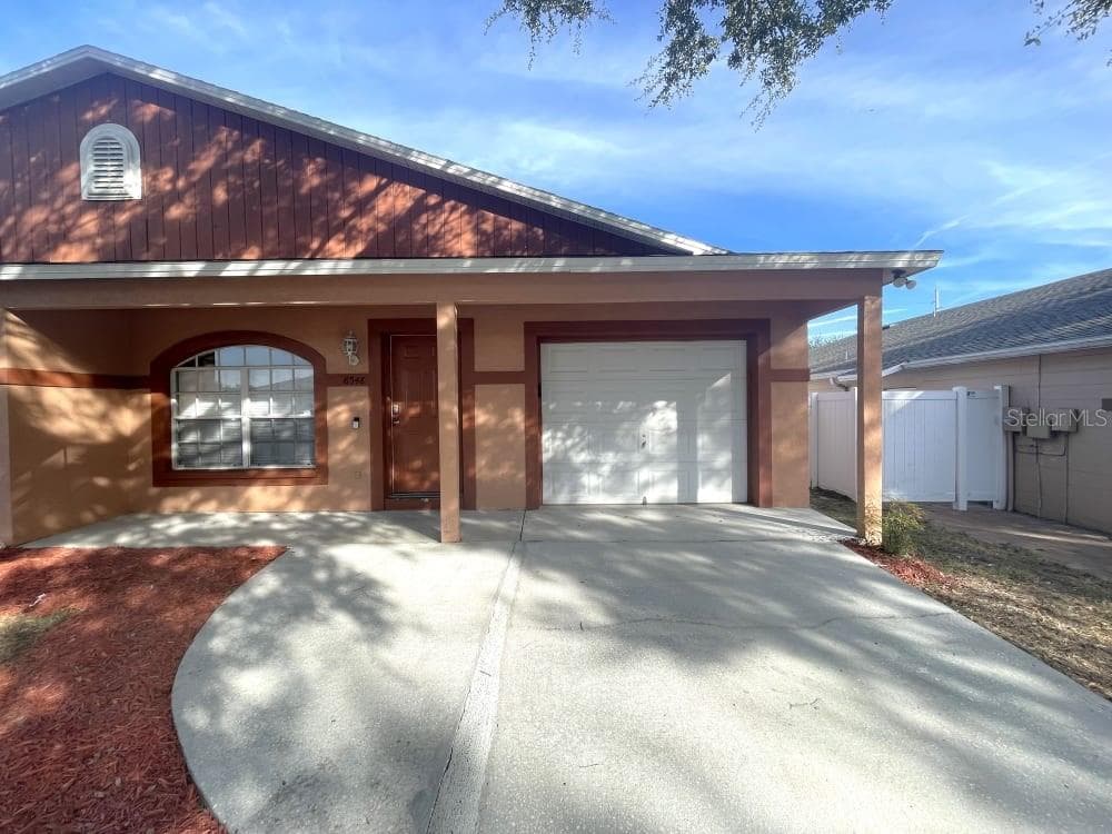 8548 LAZY RIVER DRIVE TAMPA, FL 33617