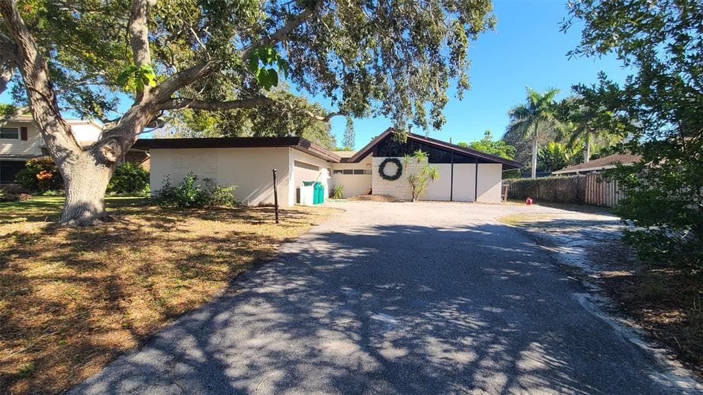 8217 FOREST CIRCLE SEMINOLE, FL 33776