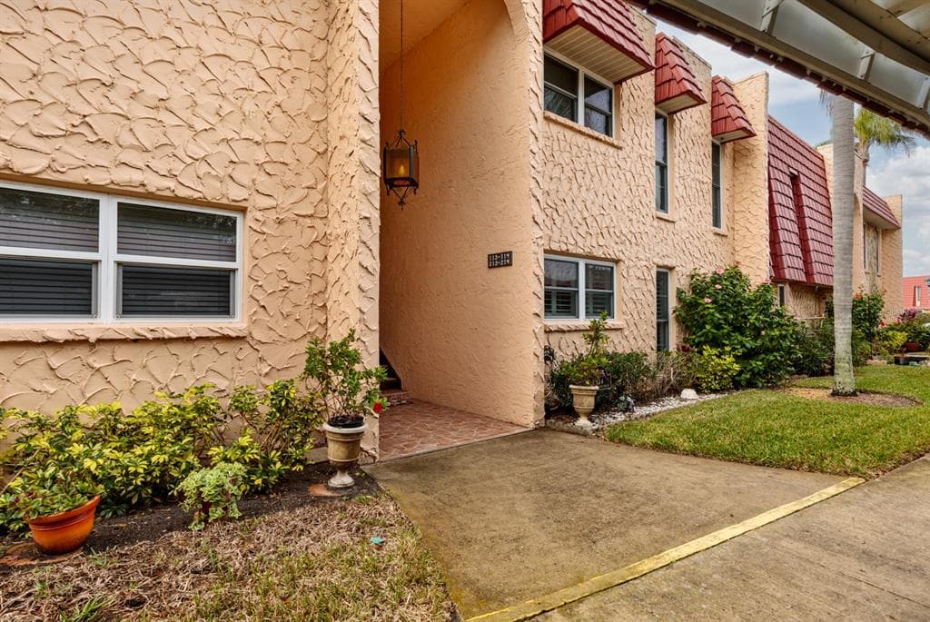 114 BUTTONWOOD CIRCLE UNIT 114 SEMINOLE, FL 33777