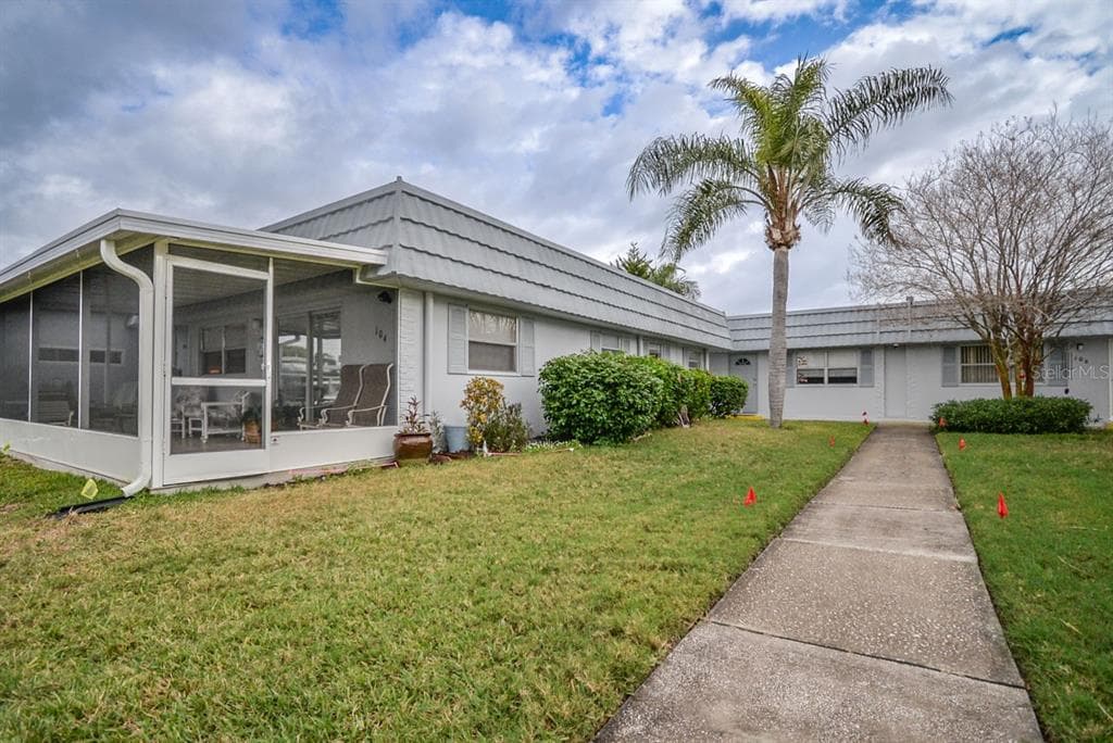 202 BEDFORD TRAIL UNIT 104 SUN CITY CENTER, FL 33573