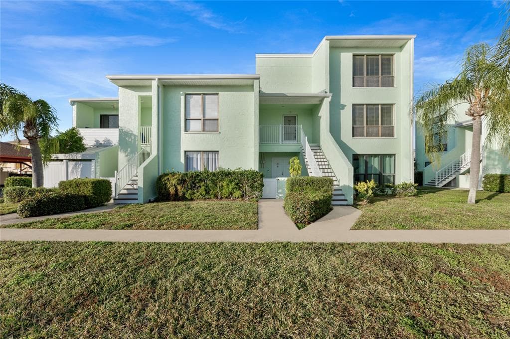 1 WINDRUSH BLVD UNIT #32 INDIAN ROCKS BEACH, FL 33785