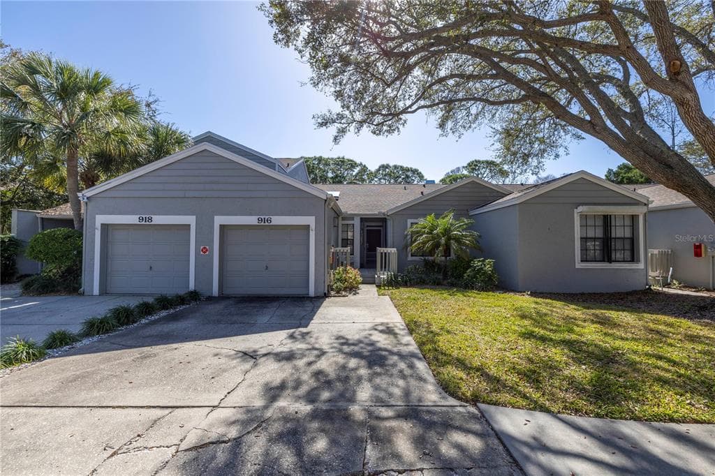 916 MYAKKA COURT NE ST PETERSBURG, FL 33702