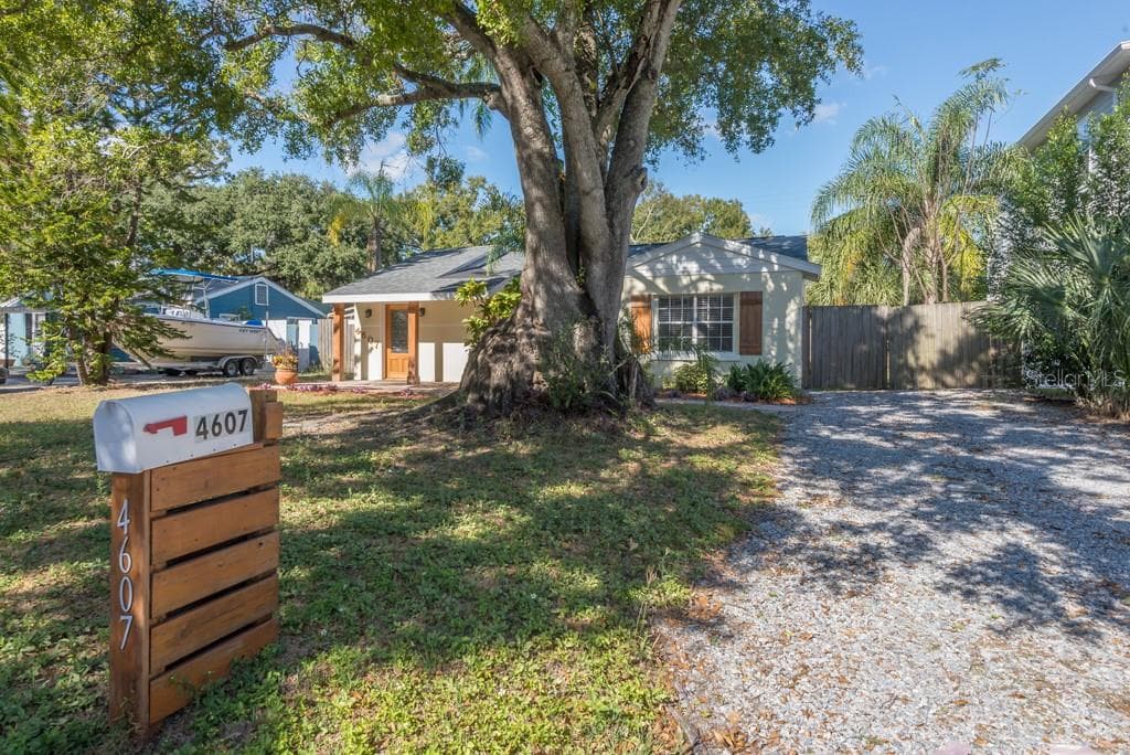 4607 W KENSINGTON AVENUE TAMPA, FL 33629