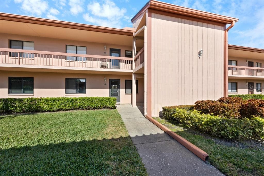 109 LAKESIDE COURT UNIT 73 OLDSMAR, FL 34677