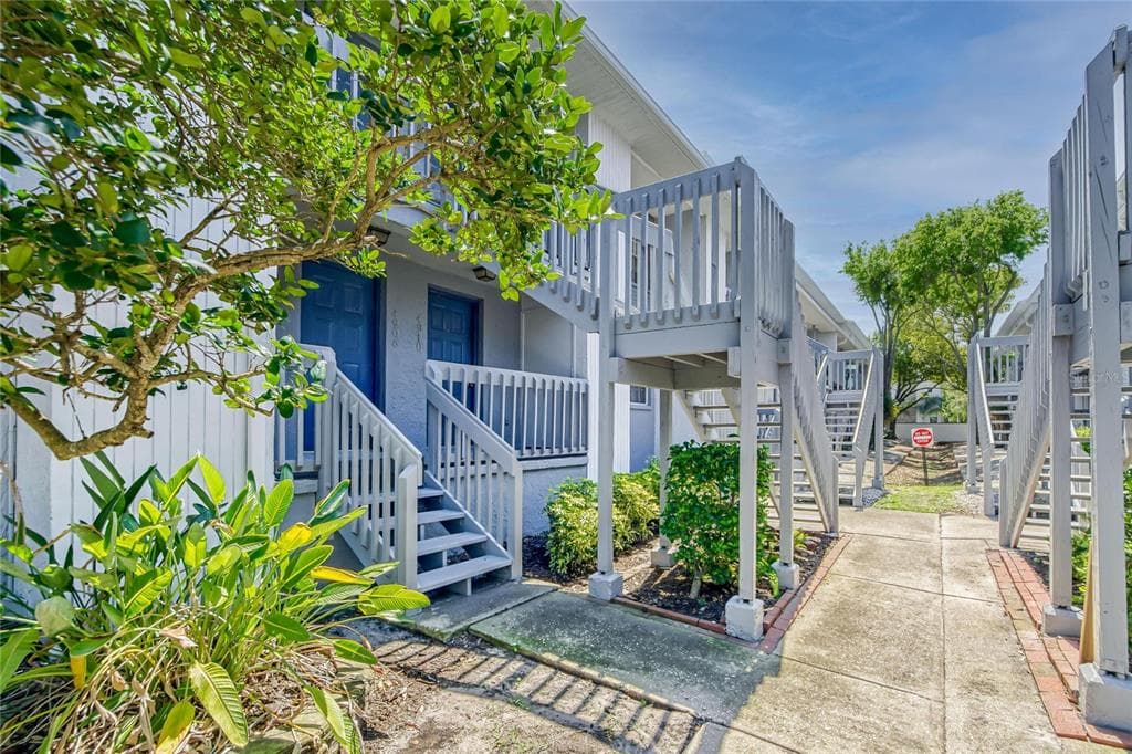 4878 W GANDY BOULEVARD UNIT D103 TAMPA, FL 33611