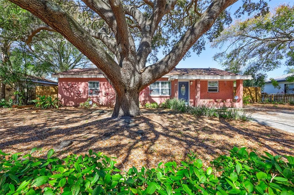 4007 W WALLACE AVENUE TAMPA, FL 33611