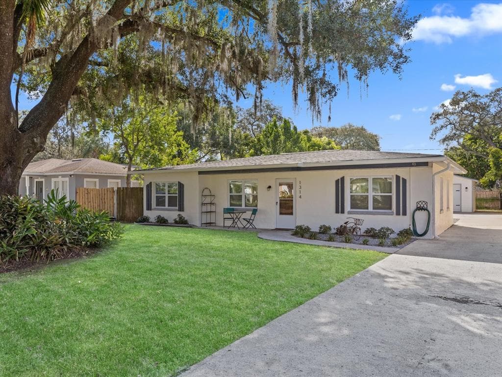 1314 DIVOT LANE TAMPA, FL 33612