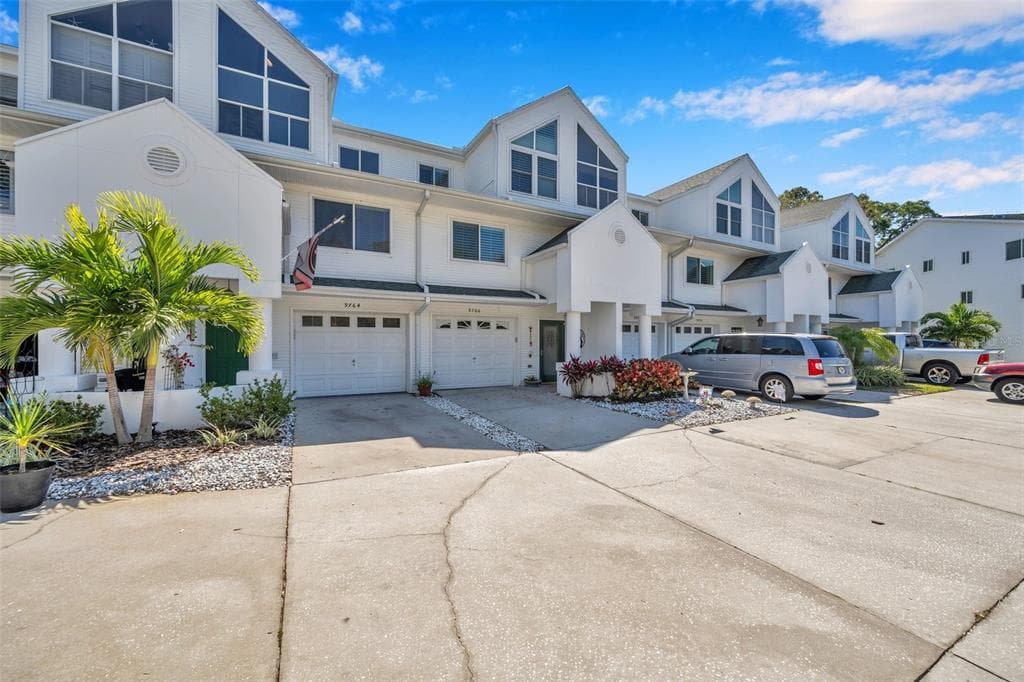 9764 INDIAN KEY TRAIL UNIT 105 SEMINOLE, FL 33776