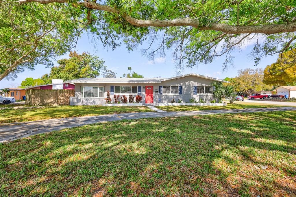 393 LEWIS BOULEVARD SE ST PETERSBURG, FL 33705