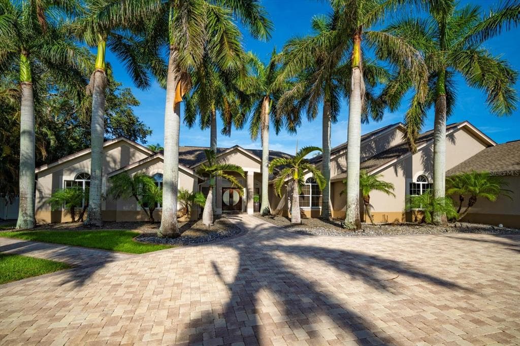 201 BLUFF VIEW DRIVE BELLEAIR BLUFFS, FL 33770