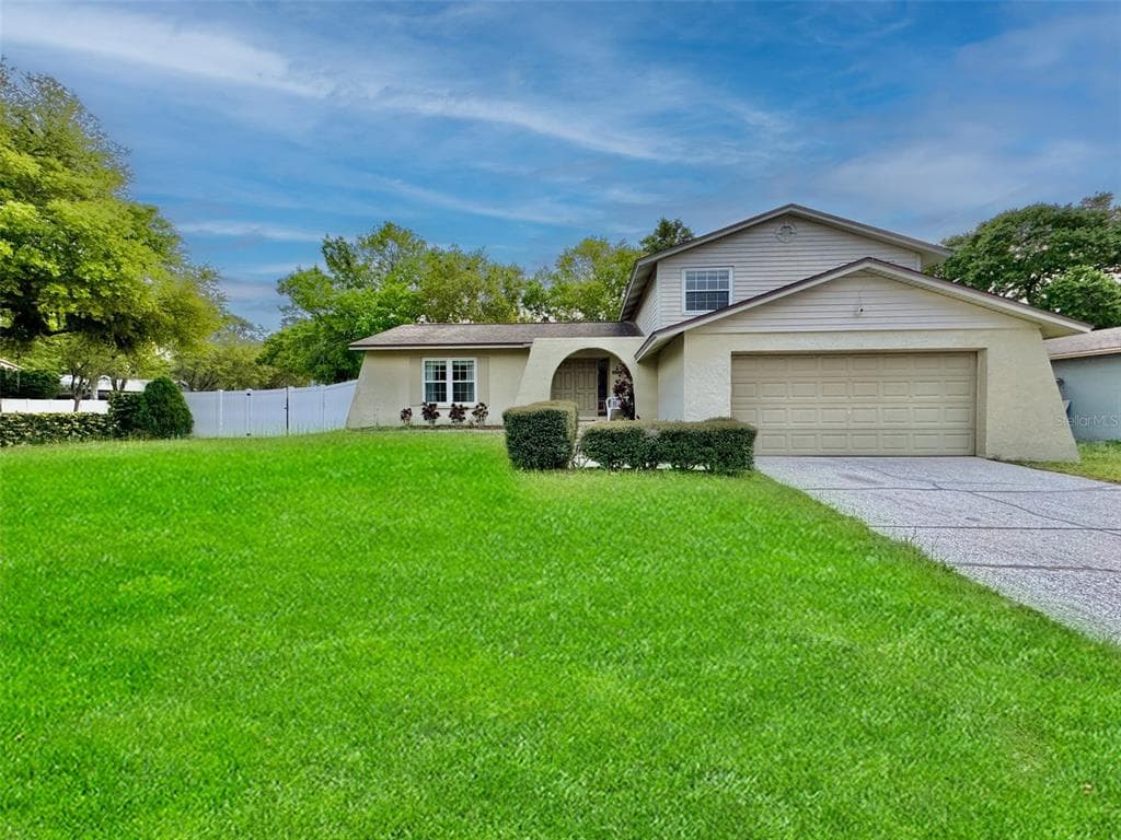 4015 BRIARLAKE DRIVE VALRICO, FL 33596