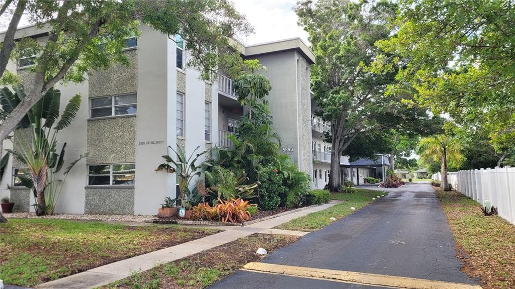 5890 38TH AVENUE N UNIT 208 ST PETERSBURG, FL 33710