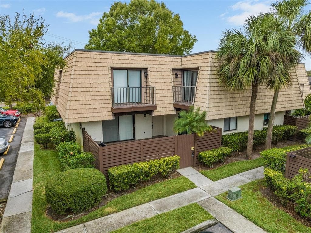 15311 W POND WOODS DRIVE TAMPA, FL 33618