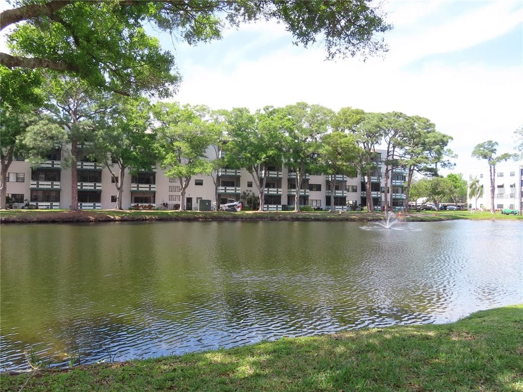 5980 80TH STREET N UNIT 106 ST PETERSBURG, FL 33709