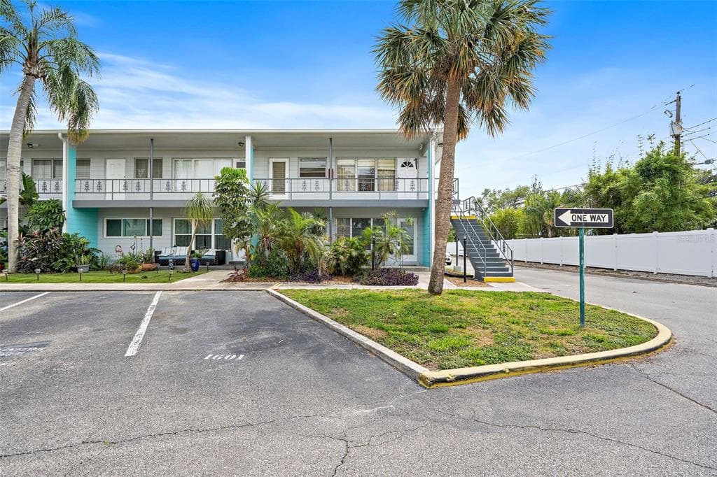 4295 58TH WAY N UNIT 1600 KENNETH CITY, FL 33709