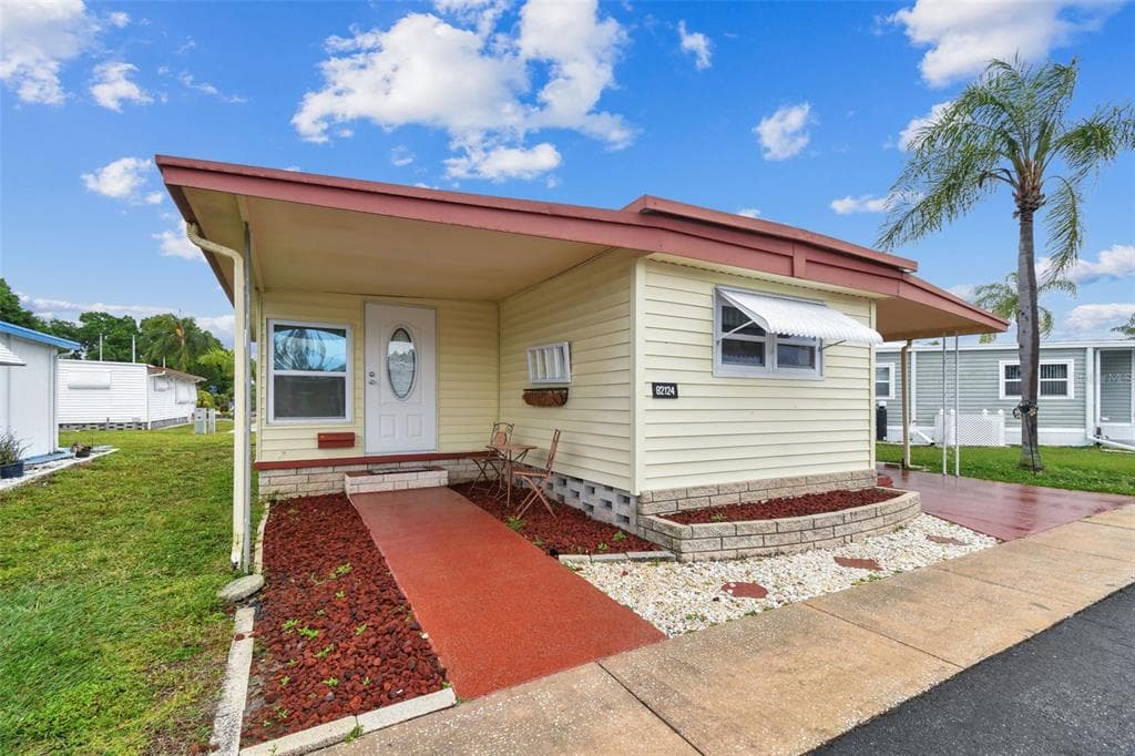 82124 B STREET N UNIT 124 PINELLAS PARK, FL 33781