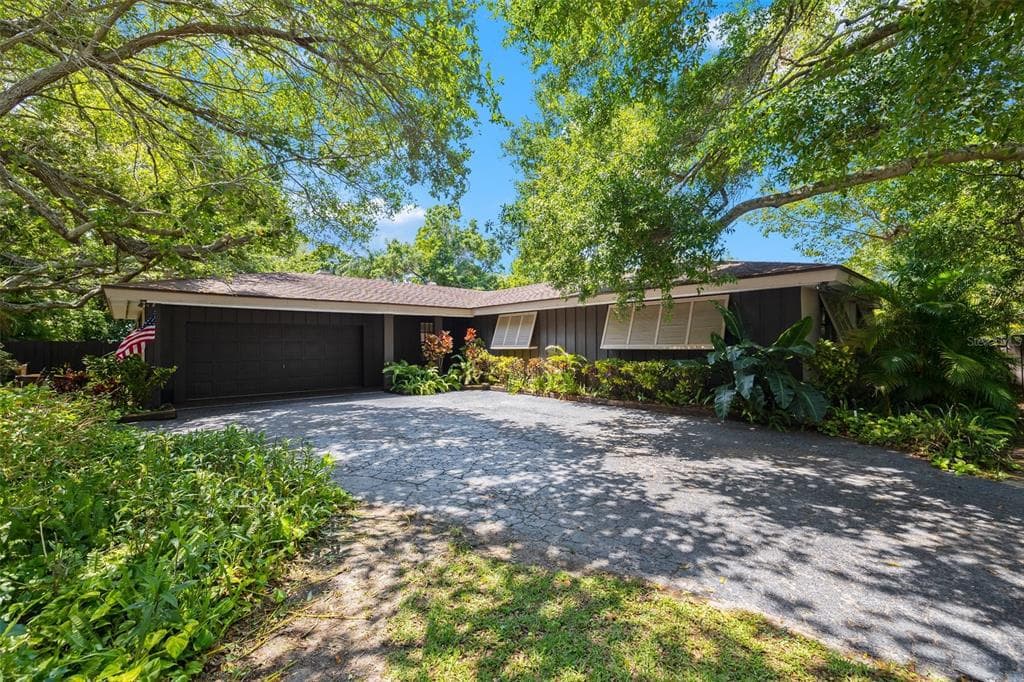 384 LENTZ ROAD BELLEAIR BLUFFS, FL 33770