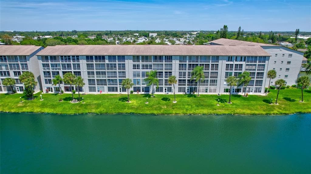 3378 LAKE BAYSHORE DRIVE UNIT P302 BRADENTON, FL 34205