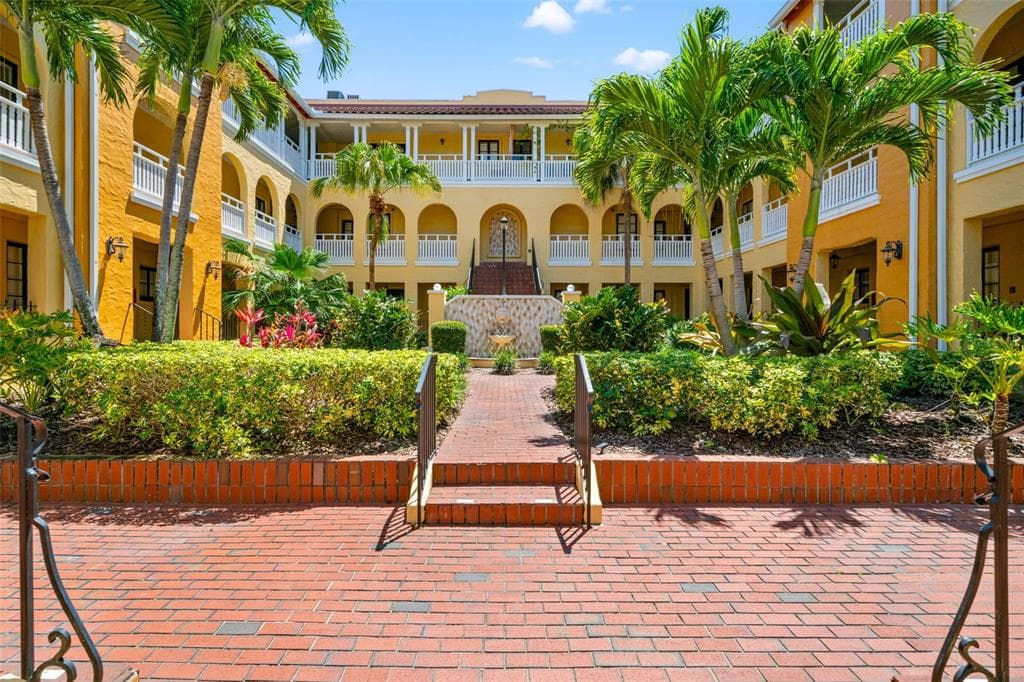 210 22ND AVENUE NE UNIT 7 ST PETERSBURG, FL 33704