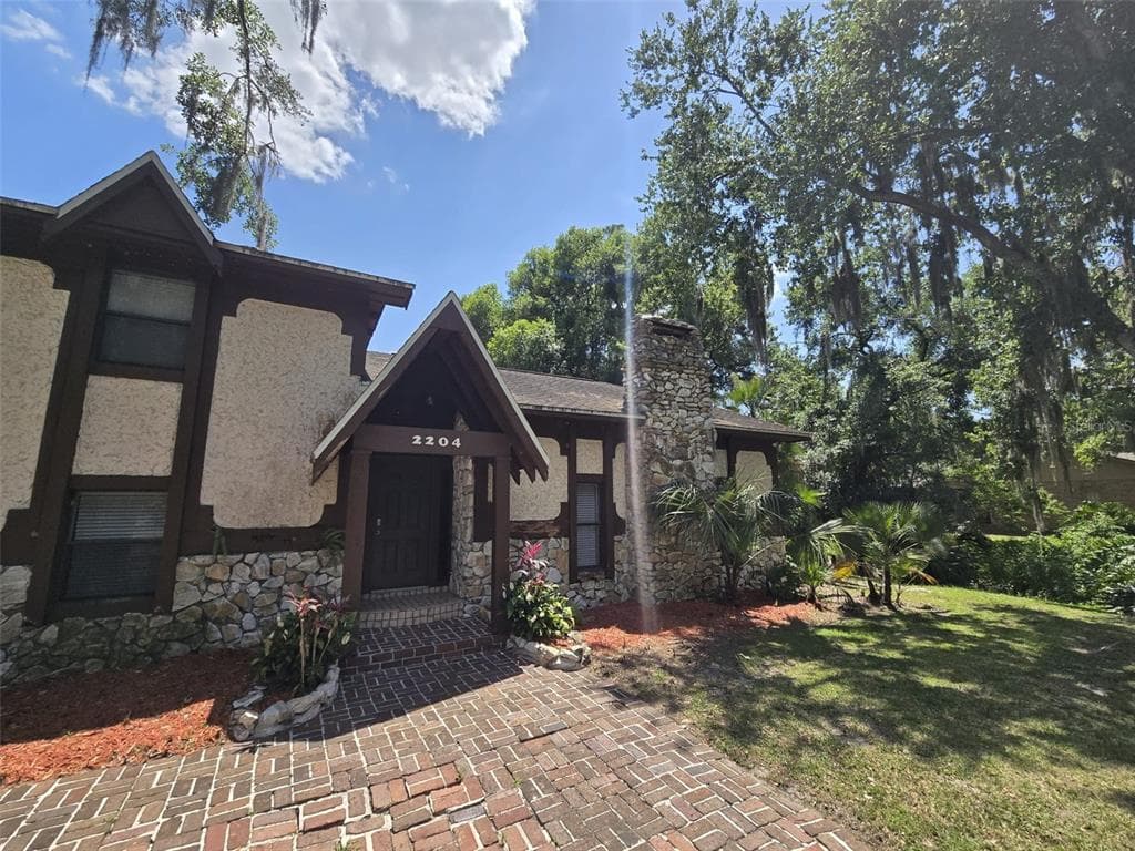 2204 W SUGAR CREEK DRIVE LAKELAND, FL 33811