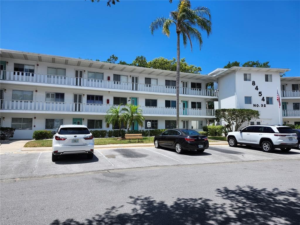 8454 111TH STREET UNIT 104 SEMINOLE, FL 33772