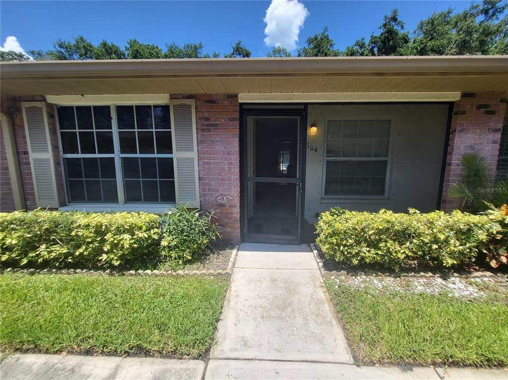 1104 CASTLEMAY CIRCLE DUNEDIN, FL 34698