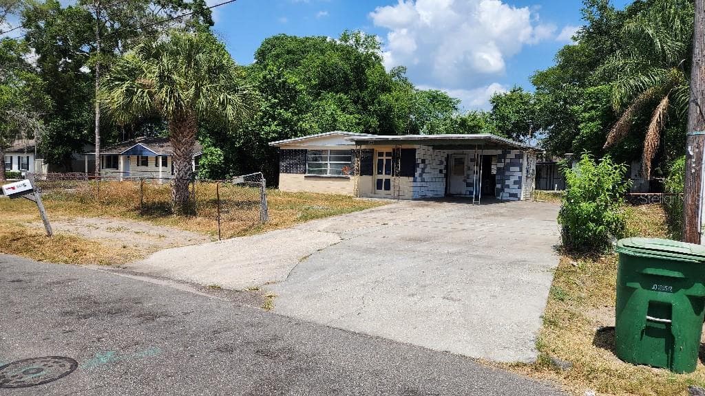 8405 N TANGERINE PLACE TAMPA, FL 33617