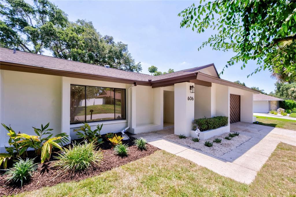 606 KNOLLWOOD DRIVE