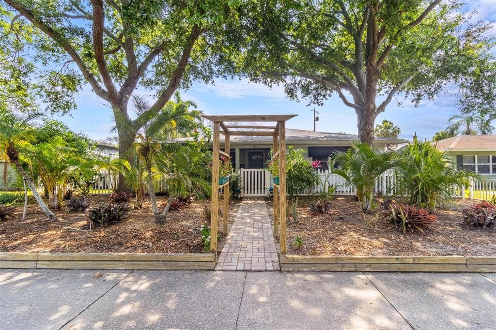 261 49TH STREET N ST PETERSBURG, FL 33710