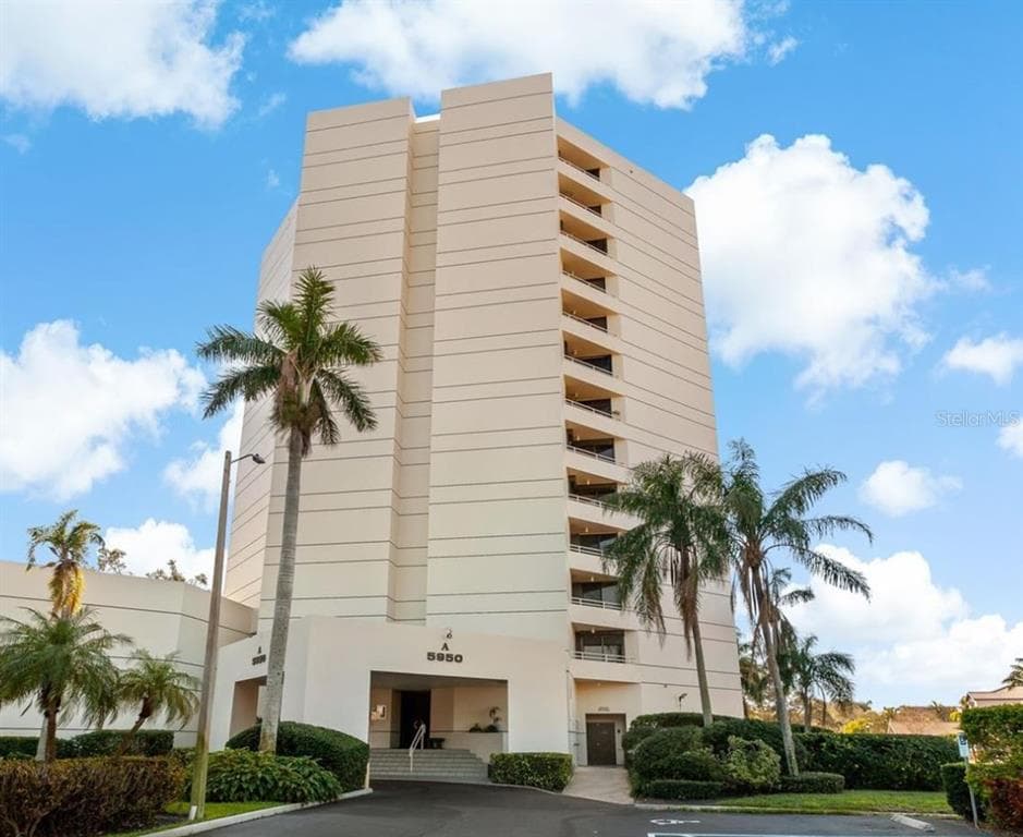 5950 PELICAN BAY PLAZA S UNIT 104 GULFPORT, FL 33707