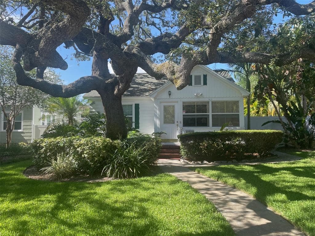 300 28TH AVENUE N ST PETERSBURG, FL 33704