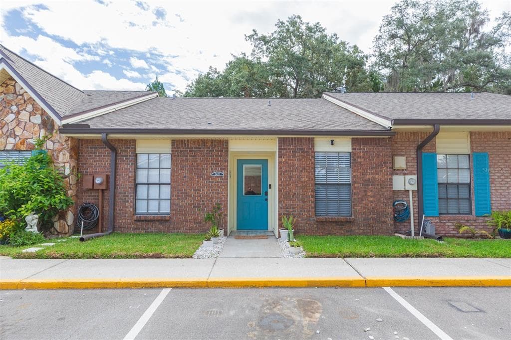 8611 CARROLL OAKS DRIVE TAMPA, FL 33614