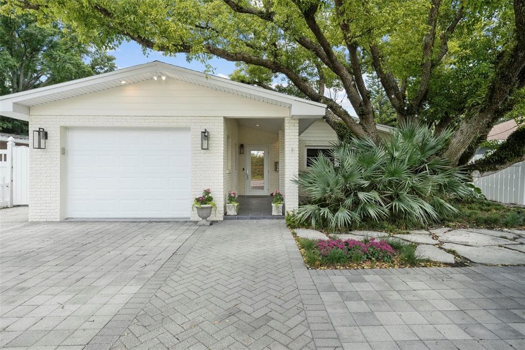 520 E DAVIS BOULEVARD TAMPA, FL 33606