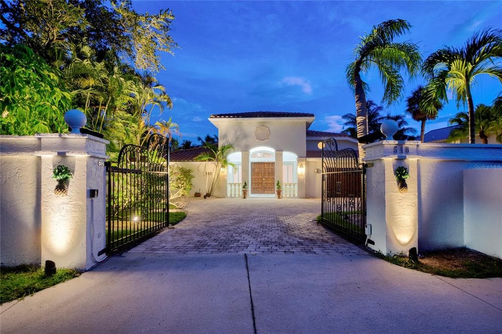 548 SIESTA DRIVE