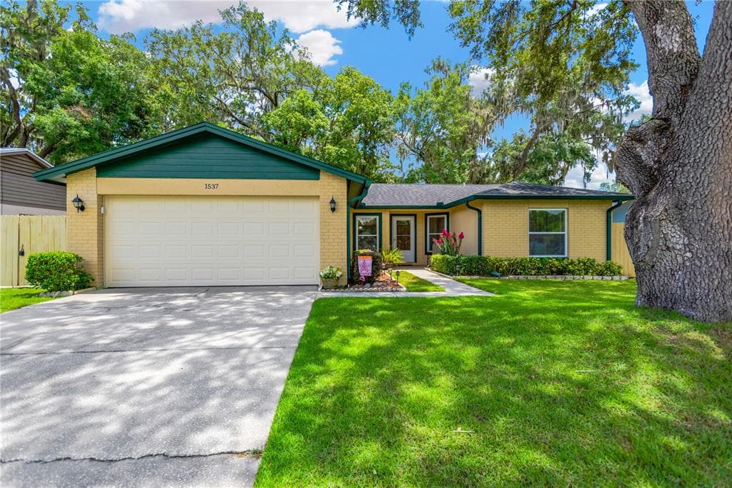 1537 LONG POND DR VALRICO, FL 33594