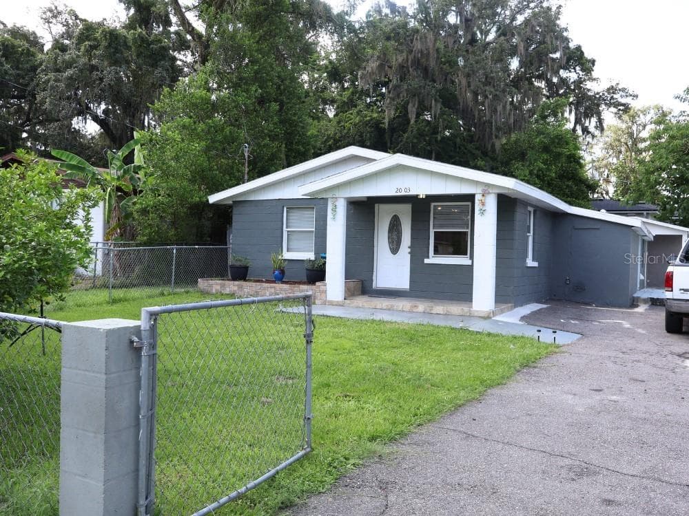 2003 E HUMPHREY STREET TAMPA, FL 33604