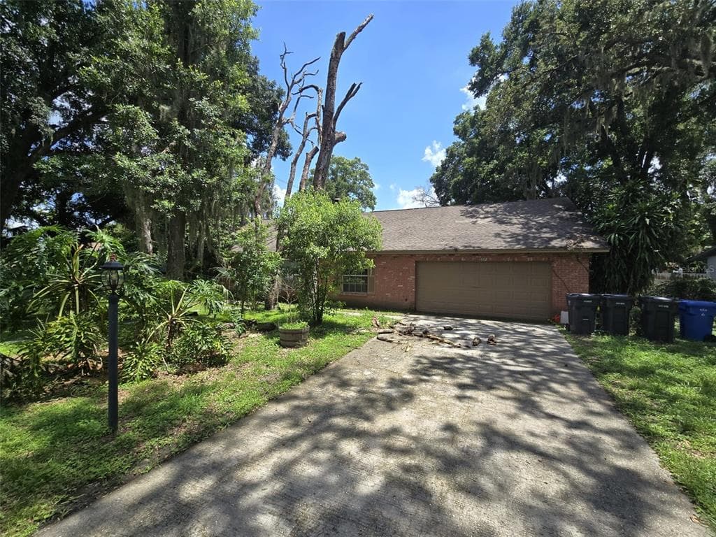 1802 PARKWOOD DRIVE VALRICO, FL 33594