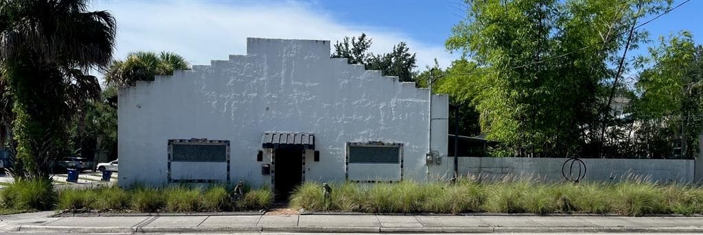 2700 W AZEELE STREET