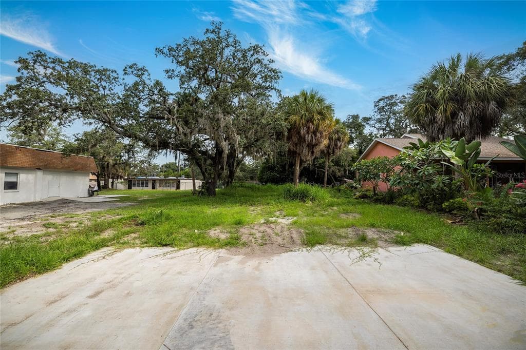 E MARTIN LUTHER KING JR DRIVE TARPON SPRINGS, FL 34689