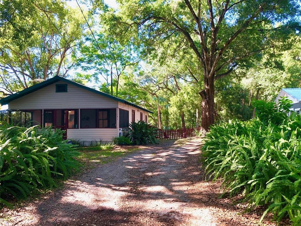 131 OLD EUSTIS ROAD MOUNT DORA, FL 32757