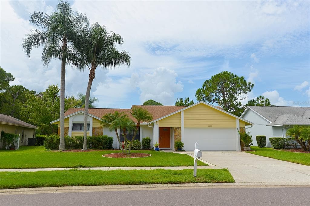 3230 CENTERWOOD DRIVE TARPON SPRINGS, FL 34688
