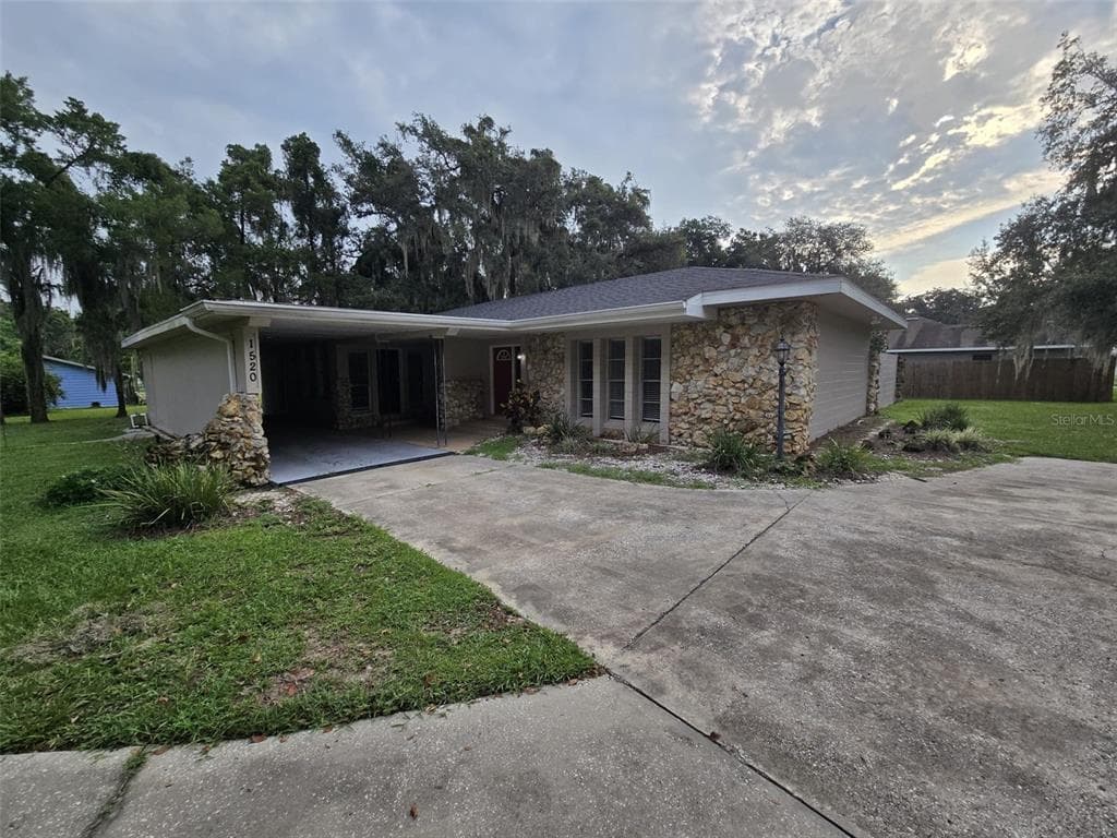 1520 MOSS AVENUE LEESBURG, FL 34748