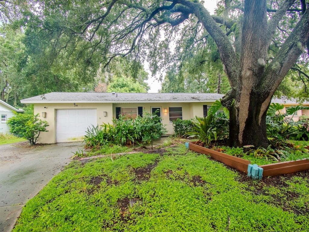 210 NW LINCOLN CIRCLE N ST PETERSBURG, FL 33702