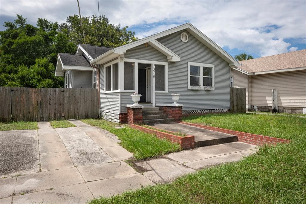 2318 W FIG STREET