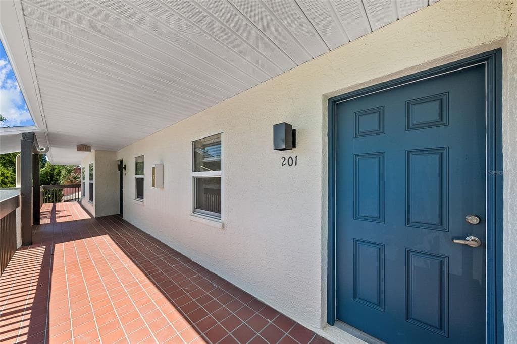 3840 34TH AVENUE SOUTH UNIT 104 ST PETERSBURG, FL 33711