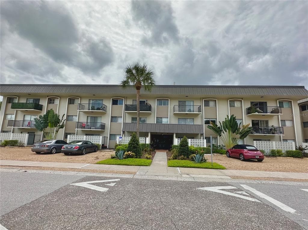 4606 W GRAY STREET UNIT 204 TAMPA, FL 33609