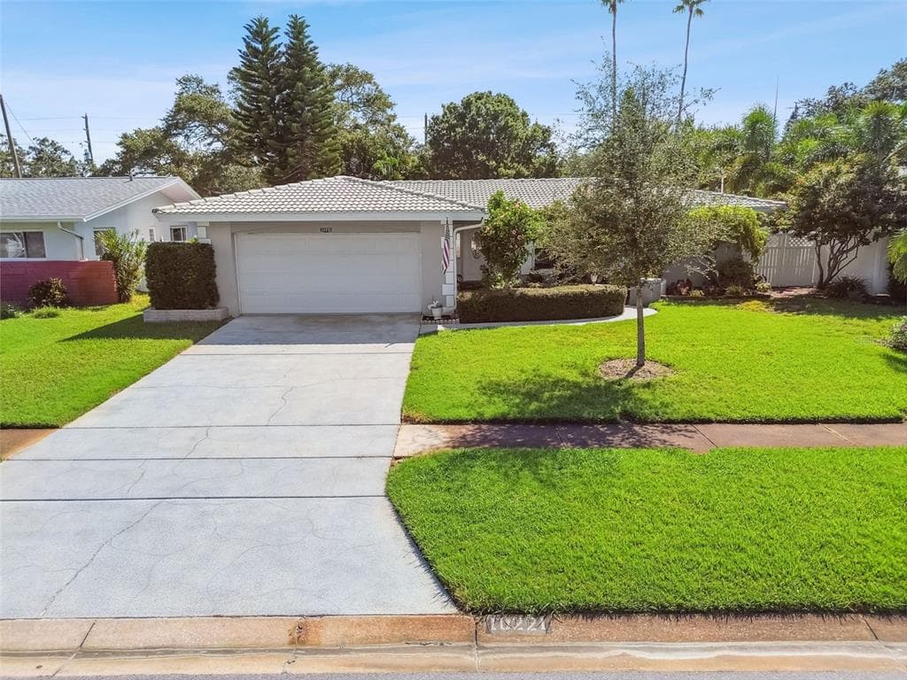 10221 IMPERIAL POINT DRIVE E LARGO, FL 33774