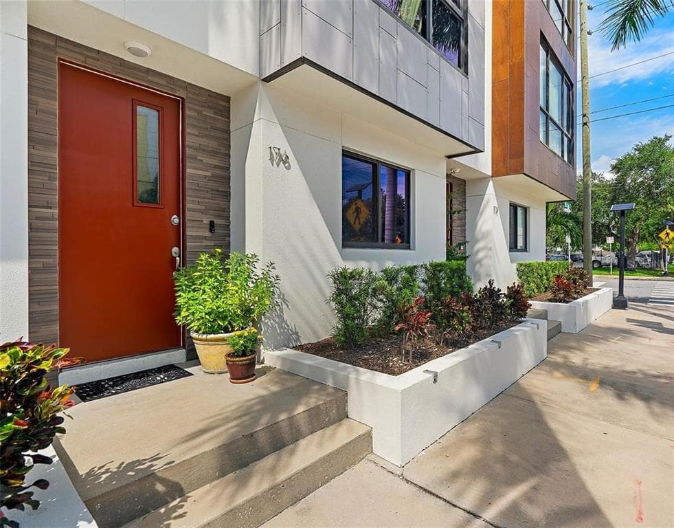 176 8TH STREET N