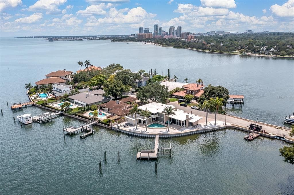 10 BRIGHTWATERS CIRCLE NE ST PETERSBURG, FL 33704